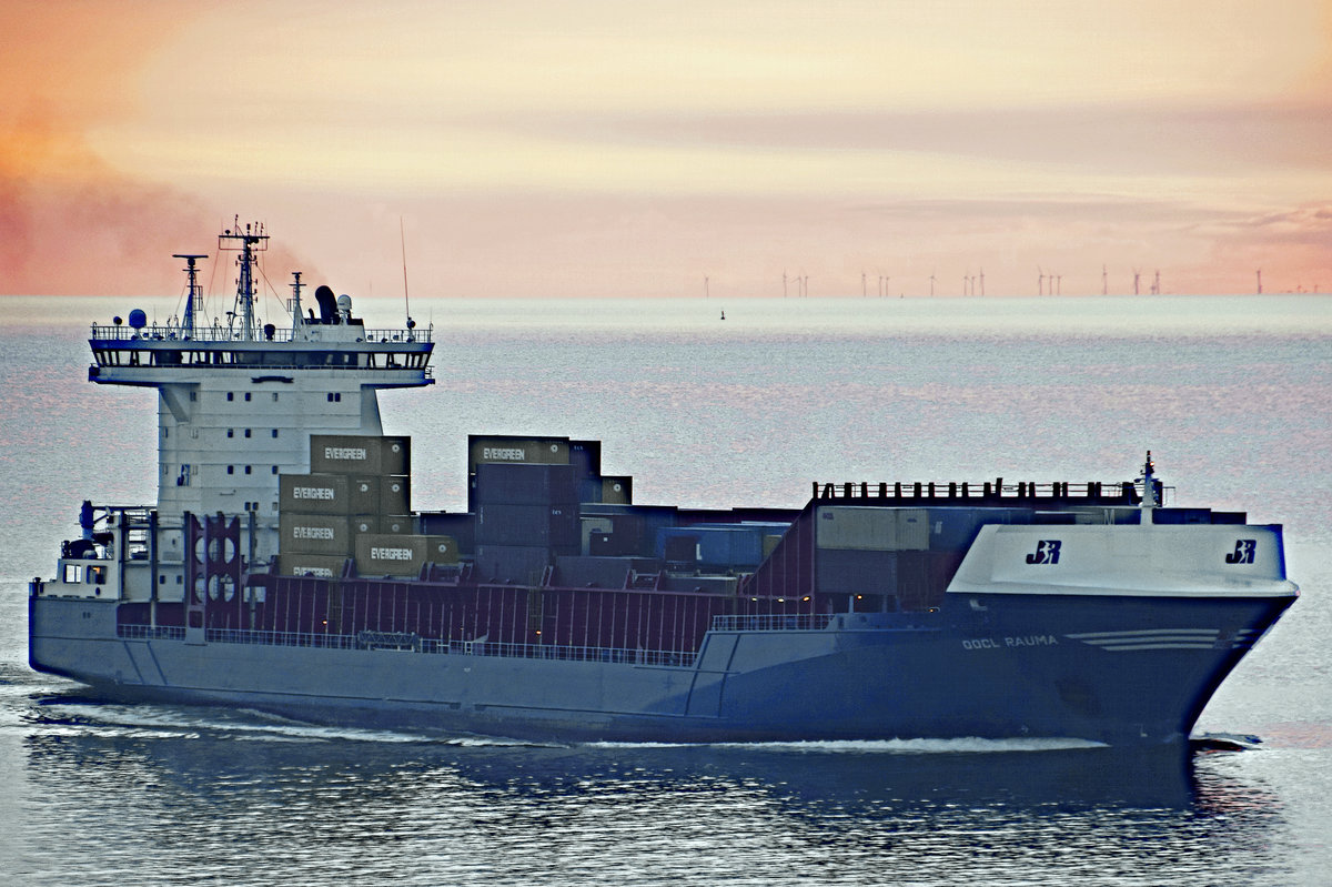 OOCL RAUMA im Licht der aufgehenden Sonne am 12.02.2016 in der Ostsee vor Kiel