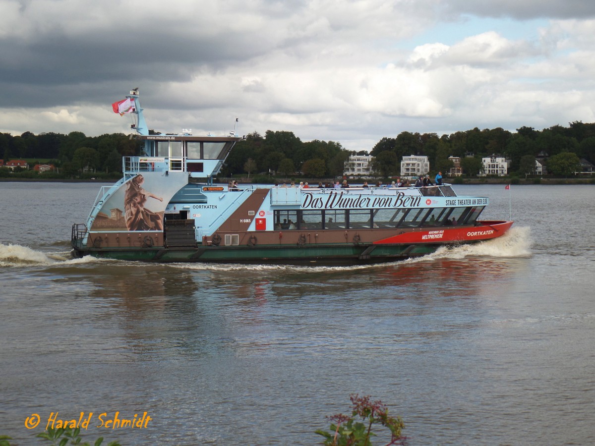 OORTKATEN (1) (ENI 048 07610) am 8.9.2014, mit Werbung „Das Wunder von Bern, Linie 64 (Finkenwerder-Teufelsbück), Hamburg, Elbe vor Finkenwerder /

Einmann-Fährschiff Typ 2000 / HADAG / Lüa 29,85 m, B 8,13 m, Tg 1,7 m / 2 Diesel, 900 PS,  2 Ruder-Propeller, 12 kn, 1 Querstrahlruder  / 250 Pass. / 2009 bei SSB, Oortkaten, Hamburg / 2011 Wulstbug angebaut /
