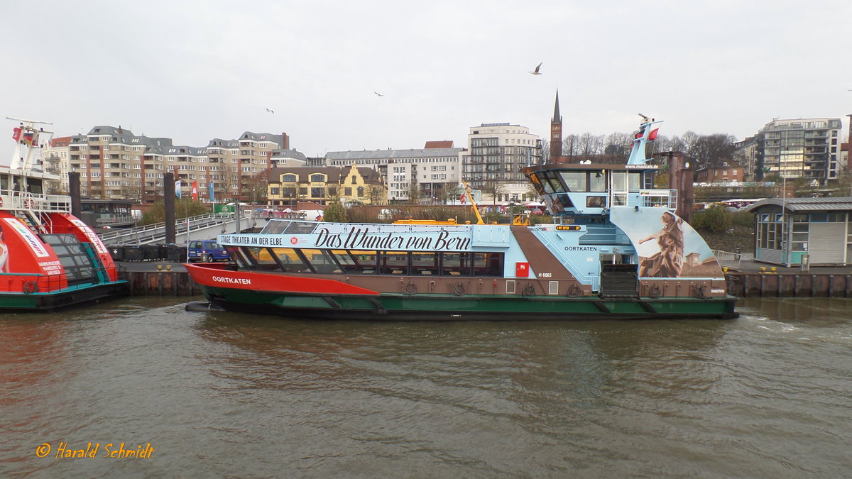 OORTKATEN (1) (ENI 048 07610) am 13.11.2016, Hamburg, Elbe am HADAG-Betriebshof Fischmarkt /

Einmann-Fährschiff Typ 2000 / HADAG / Lüa 29,85 m, B 8,13 m, Tg 1,7 m / 2 Diesel, 900 PS,  2 Ruder-Propeller, 12 kn, 1 Querstrahlruder  / 250 Pass. / 2009 bei SSB, Oortkaten, Hamburg / 2011 Wulstbug angebaut /
