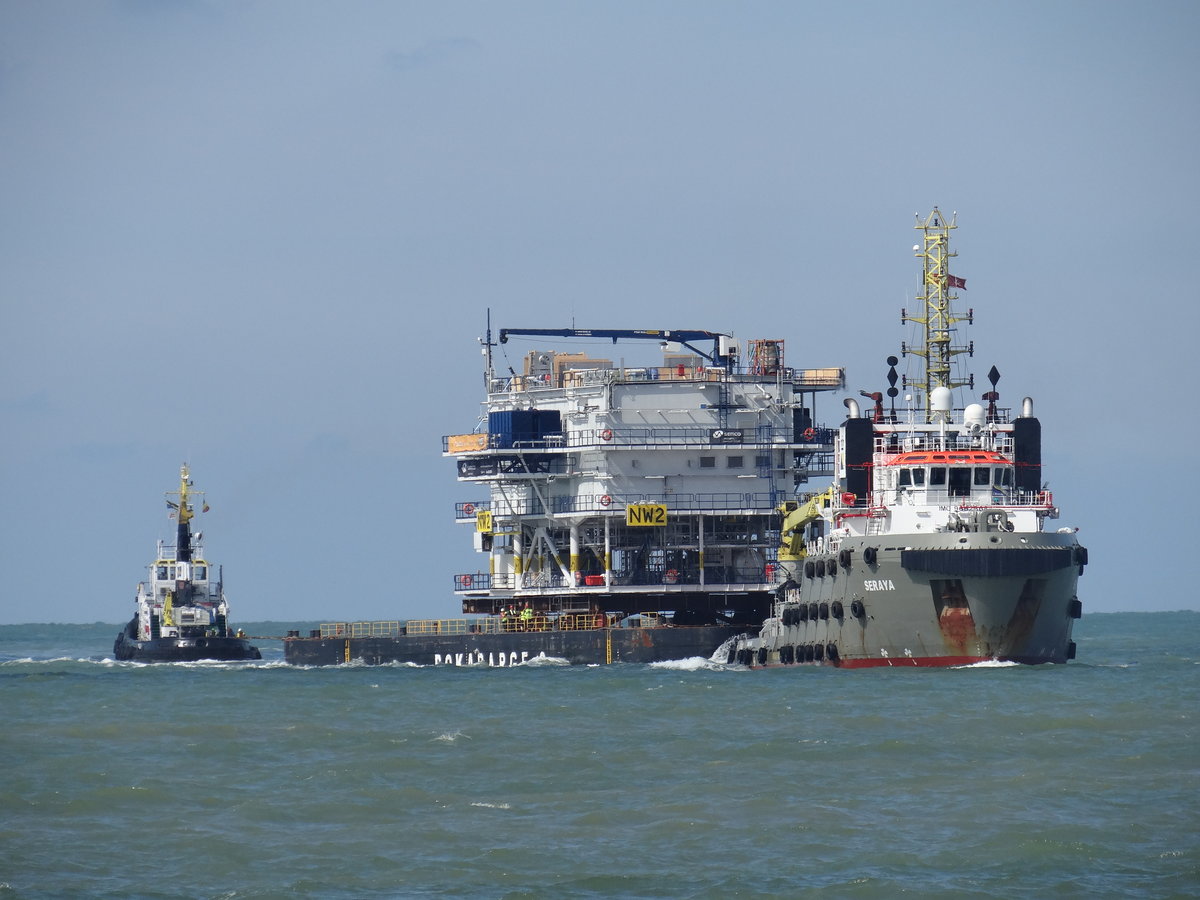 Oostende - 29-08-2019

- Offshore-Tug  SERAYA  (Boskalis)
- Platform  ROKABARGE 8 
- Tug  MULTRATUG 11 