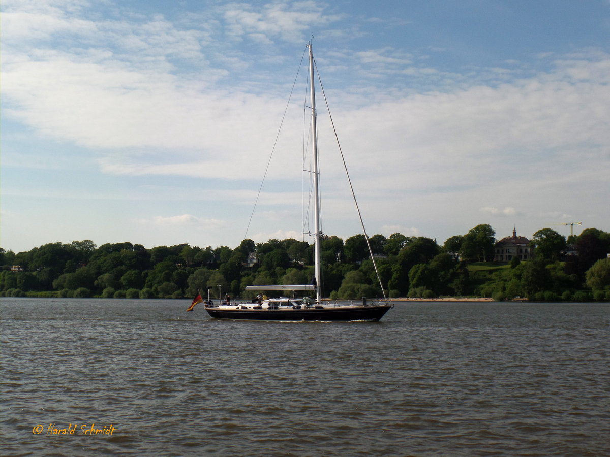 ORA am 15.5.2018, Hamburg einlaufend, Elbe Höhe Bubendeyufer / 
70-Fuß Segelyacht, Solaris 70 / Lüa 21,5 m, B 5,4 m, Tg 3,03 m / Segelfläche:  103 m² Großsegel , 82 m² Vorsegel  / Eigner: Mühlenberger Segel-Club e.V., Hamburg /
