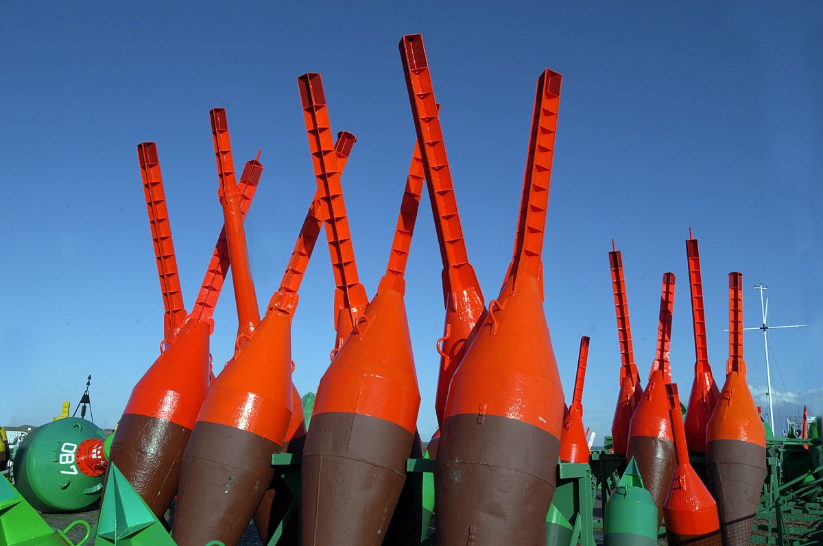 Orange Bojen auf dem Tonnenhof von Norderney. Aufnahmedatum: 26. März 2008.