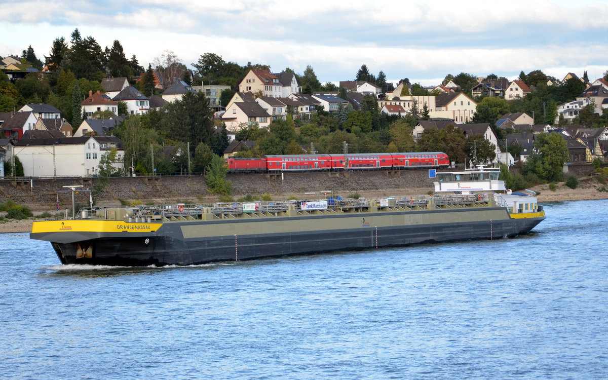 OranjeNassau Tanker, Heimathafen: Giessenburg, L: 110m, B: 11,40m, to: 3448. Binnenschiff auf dem Rhein bei Andernach am 05.10.16.