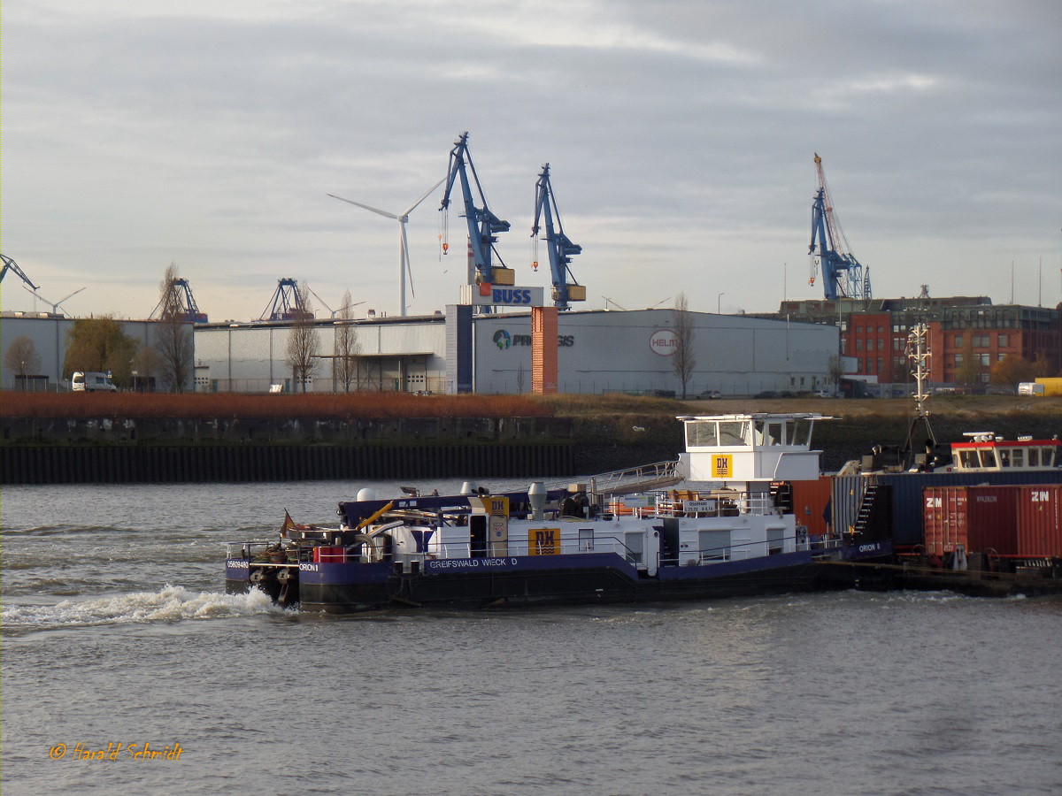 ORION II (ENI 05609480) am 26.11.2018, Hamburg, Elbe Höhe Überseebrücke /
Ex-Namen: SCH 2614, 
Schubschiff / Lüa 21,66 m, B 8,19 m, Tg 1,6 m / 2 Diesel, SKL 6 NVD 26-A2, ges. 440 kW, (600 PS) /gebaut 1970 bei VEB Yachtwerft, Berlin / Flagge: D, Heimathafen: Greifswald Wieck /
