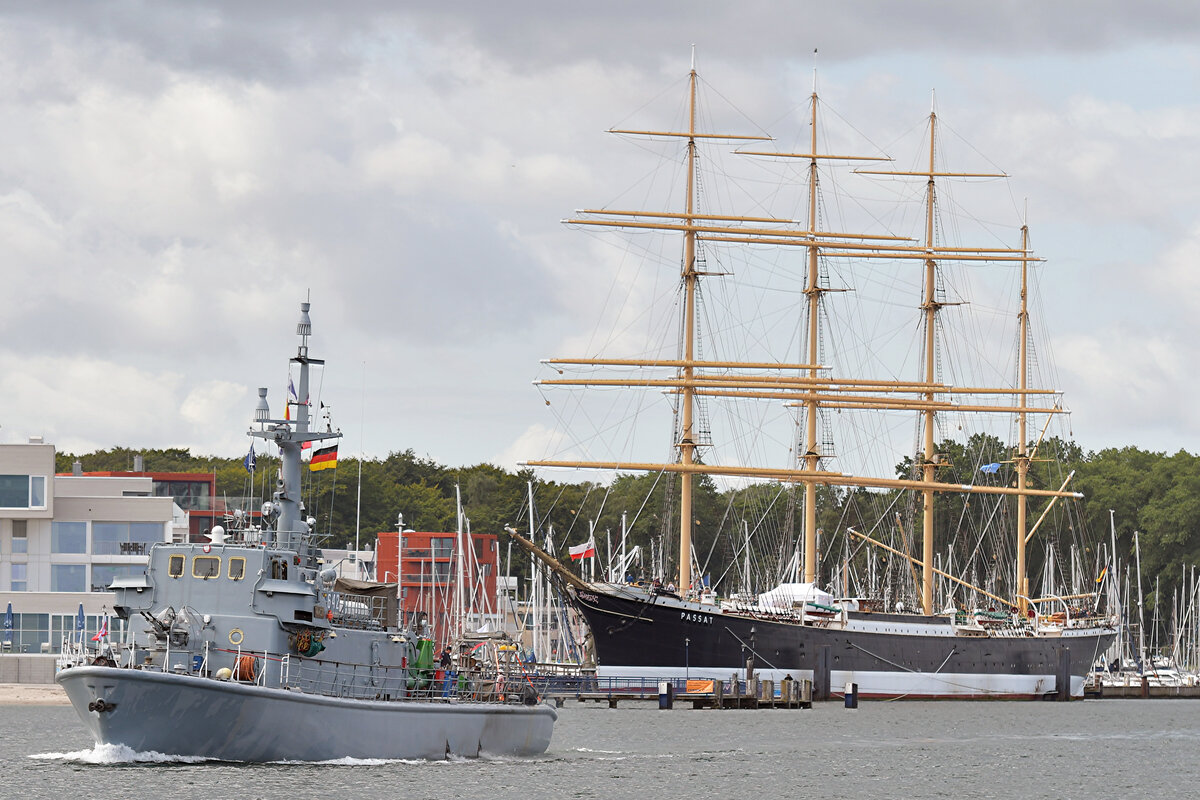 ORP Hancza 642 am 09.08.2023 bei Lübeck-Travemünde. Das polnische Schiff ist Teil der Standing NATO Mine Countermeasures Group 1, abgekürzt SNMCMG 1