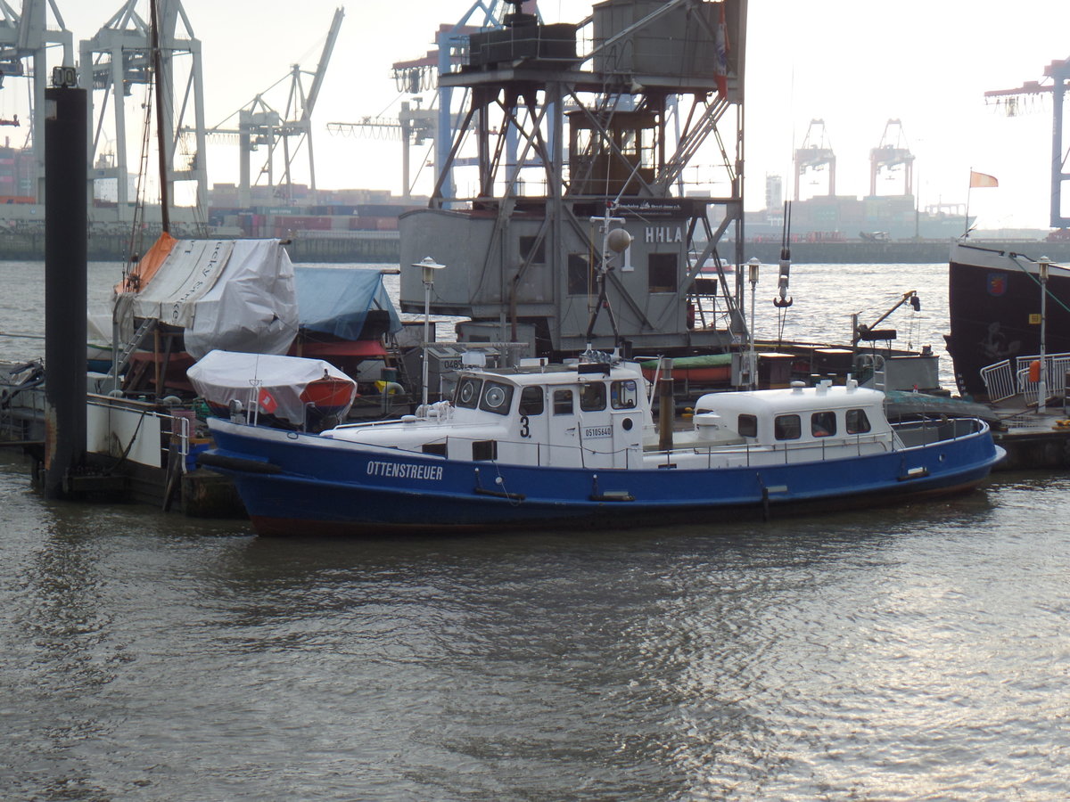 OTTENSTREUER (ENI 05105640) am 9.11.2018, Hamburg, Elbe, Museumshafen Övelgönne /
Ex-Namen: WS 33 (1992-2007), WS 3 (1958-1991) /
Schweres Hafenstreifenboot der Wasserschutzpolizei Hamburg / Lüa 19,72 m, B 4,59 m, Tg 1,95 m / 1 Diesel,  Motorenwerke Mannheim, 241 kW, 329 PS, 20 km/h  / gebaut 1957 bei Menzer, HH-Bergedorf / Eigner: Polizei Hamburg / am 8. Mai 2007 in den Betrieb des Museumshafen Oevelgönne e.V. Hamburg, überstellt und in OTTENSTREUER umbenannt. Hans Ottenstreuer war von 1949 bis 1969 Leiter des Wasserschutzpolizeiamtes
