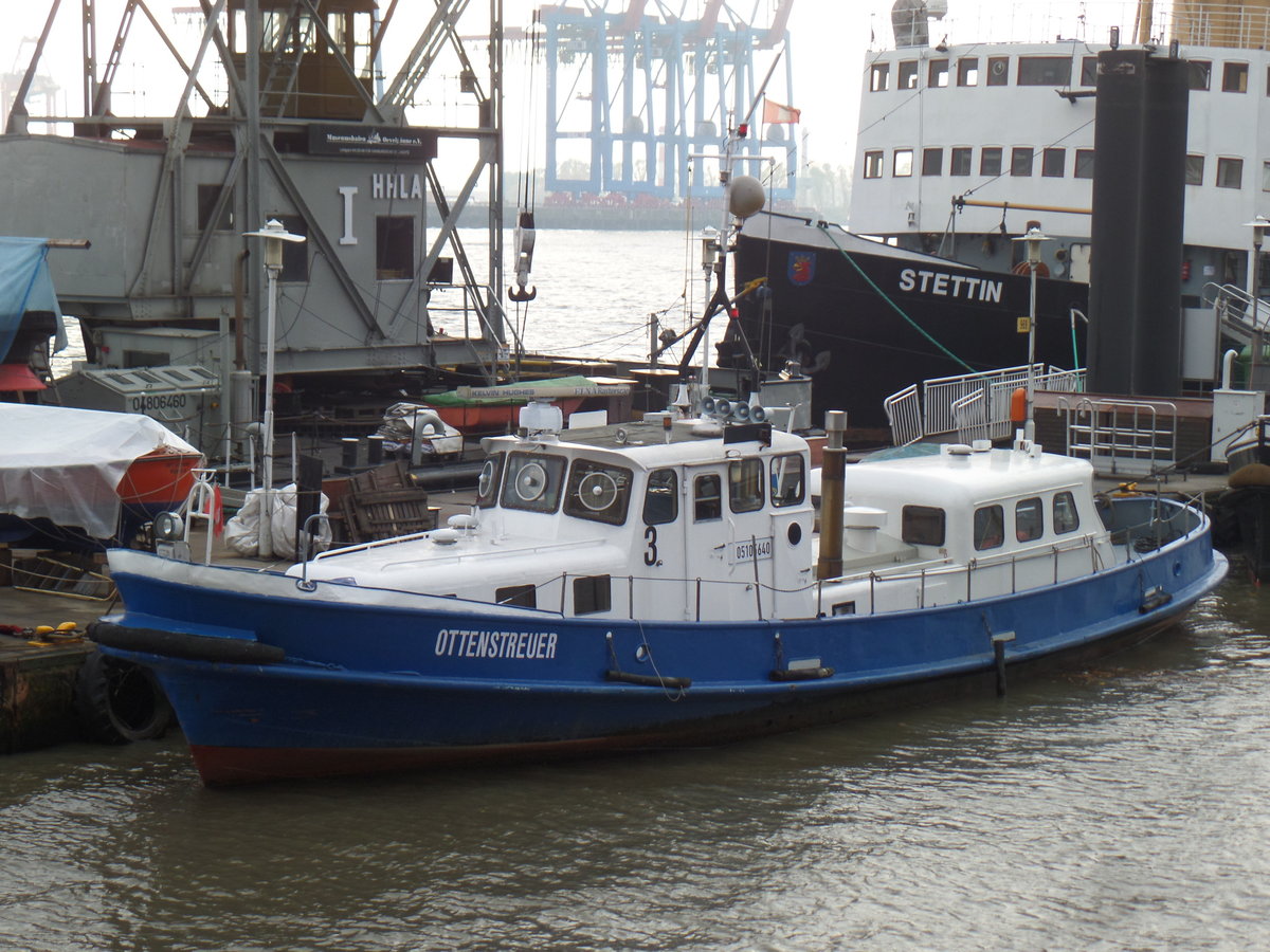 OTTENSTREUER (ENI 05105640) am 9.11.2018, Hamburg, Elbe, Museumshafen Övelgönne /
Ex-Namen: WS 33 (1992-2007), WS 3 (1958-1991) /
Schweres Hafenstreifenboot der Wasserschutzpolizei Hamburg / Lüa 19,72 m, B 4,59 m, Tg 1,95 m / 1 Diesel,  Motorenwerke Mannheim, 241 kW, 329 PS, 20 km/h  / gebaut 1957 bei Menzer, HH-Bergedorf / Eigner: Polizei Hamburg / am 8. Mai 2007 in den Betrieb des Museumshafen Oevelgönne e.V. Hamburg, überstellt und in OTTENSTREUER umbenannt. Hans Ottenstreuer war von 1949 bis 1969 Leiter des Wasserschutzpolizeiamtes
