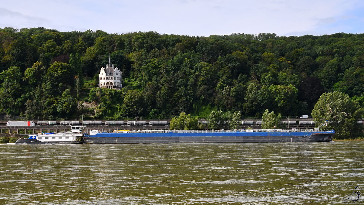 OTTO (ENI: 02338269) schiebt den Gastankleichter CHEMGAS 21 (ENI: 02325573) rheinabwärts, so gesehen Anfang August 2021 auf dem Rhein bei Remagen.