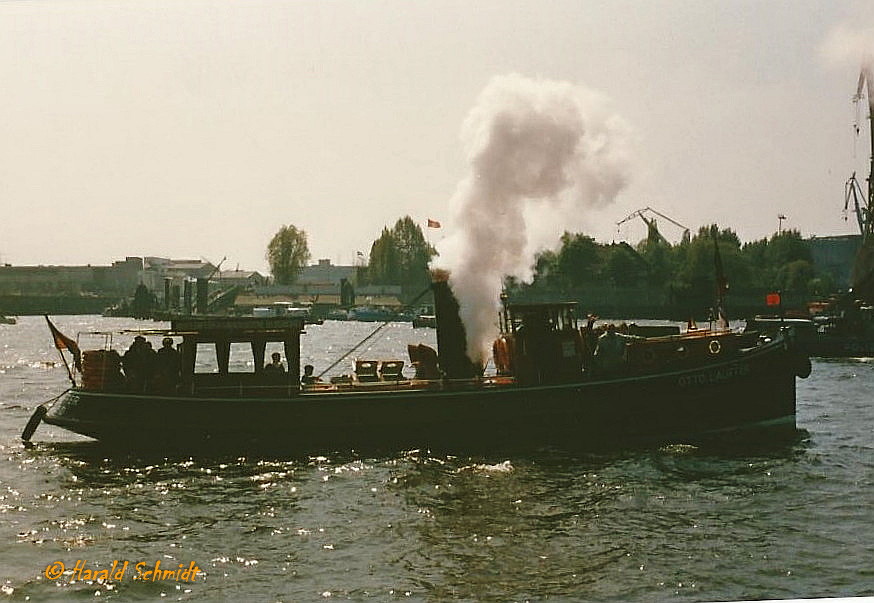 OTTO LAUFFER am 7.5.1988 (Hafengeburtstag), Hamburg, Elbe vor den Landungsbrücken (scan vom Dia) / 
Dampfbarkasse / ex HAFENPOLIZEI VI, später WASSERSCHUTZPOLIZEI 6, 1968 außer Dienst  / Lüa 17 m, B 3,88 m, Tg 1,66 m / 1 Zweizylinder - Verbundmaschine mit 174 PS / gebaut 1928 bei H.C. Stülcken & Sohn für die Finanzdeputation Hamburg / Eigner: Museumshafen Ovelgönne e.V., Hamburg /
