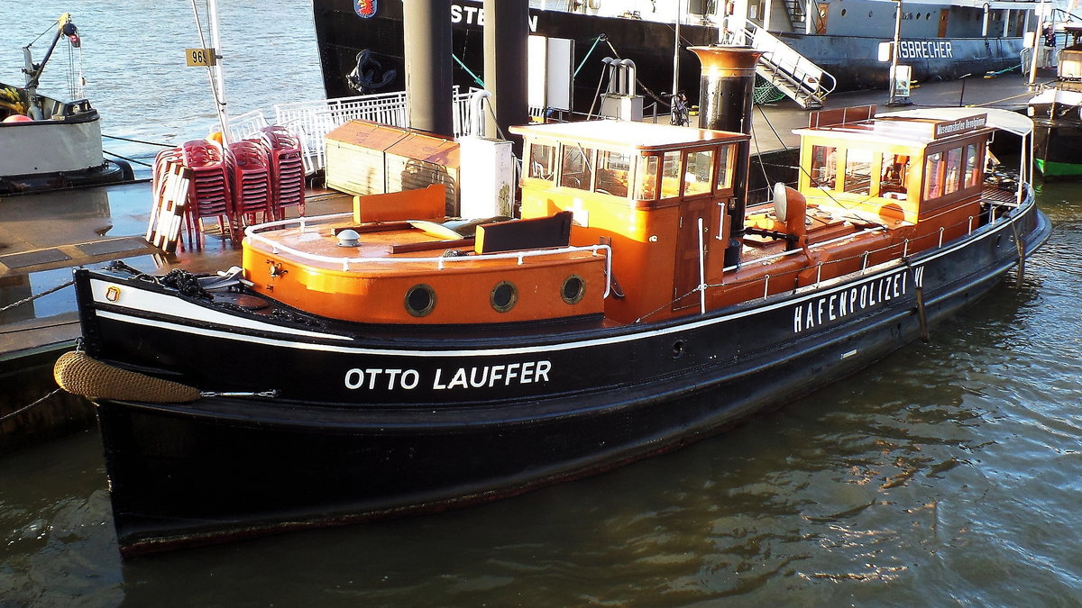 OTTO LAUFFER am 8.10.2017, Hamburg, Elbe, Museumshafen Övelgönne / 

Dampfbarkasse / ex HAFENPOLIZEI VI, später WASSERSCHUTZPOLIZEI 6, 1968 außer Dienst  / Lüa 17 m, B 3,88 m, Tg 1,66 m / 1 Zweizylinder - Verbundmaschine mit 174 PS / gebaut 1928 bei H.C. Stülcken & Sohn für die Finanzdeputation Hamburg / Eigner: Museumshafen Ovelgönne e.V., Hamburg /
