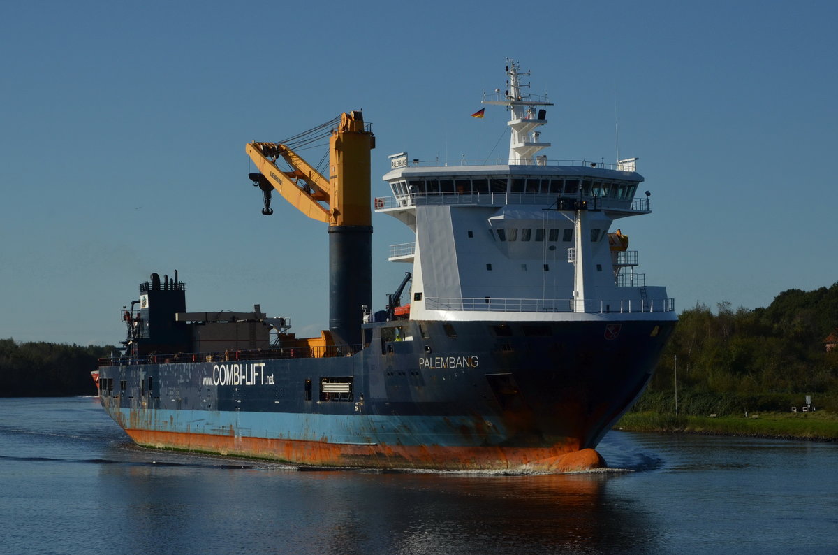 Palembang, Mehrzweckschiff, Baujahr: 2010, BRZ: 11473, DWT: 10040 t, TEU 604, IMO: 9501887, Länge: 133.00 m, Breite: 23.01 m, Geschwindigkeit: 16.50 kn. Am 08.10.17 bei Schachtaudorf Richtung Kiel.

