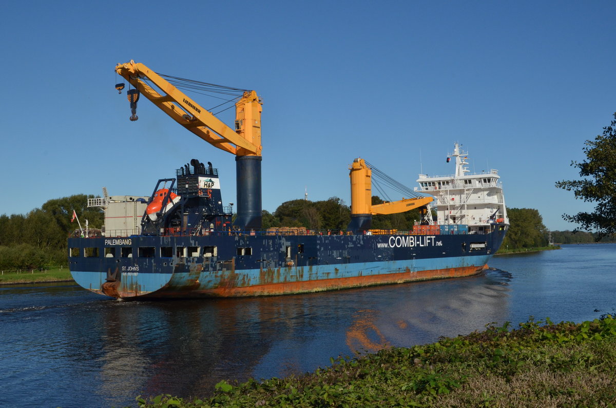 Palembang, Mehrzweckschiff, Baujahr: 2010, BRZ: 11473, DWT: 10040 t, TEU 604, IMO: 9501887, Länge: 133.00 m, Breite: 23.01 m, Geschwindigkeit: 16.50 kn. Am 08.10.17 bei Schachtaudorf Richtung Kiel.