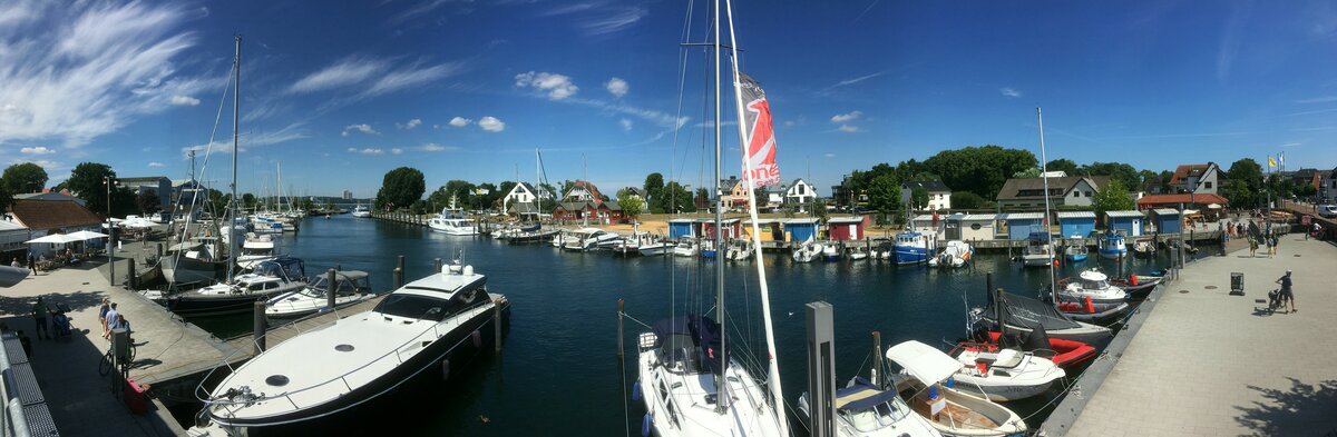 Panoramabild vom  HAFEN NIENDORF / OSTSEE  am 03.08.2022.