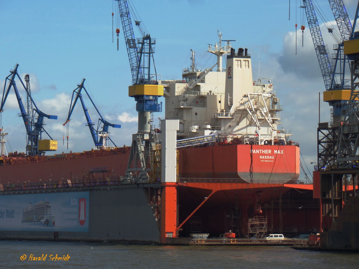 PANTHER MAX (IMO 9593402) am 8.9.2015, Hamburg, im Dock 10 (Schwimmdock) von Blohm + Voss, Reparatur des Ruderschaftes /
Massengutfrachter / BRZ 44.326 / Lüa 2,29 m, B 32,25 m, Tg 13 m / gebaut 2012 bei  Hyundai Heavy Industries, Ulsan, Süd Korea / Flagge: Bahamas, Heimathafen: Nassau / Eigner: Enterprise Shipping & Trading, Athen / 
