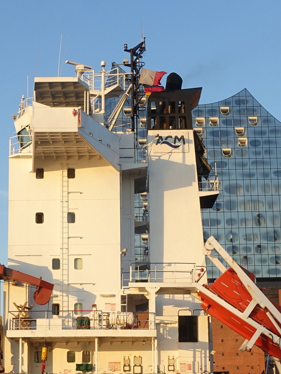 PANTHERA (IMO 9226700) am 26.2.2019, Schornsteinmarke: Hamburg auslaufend, Elbe Höhe Elbphilharmonie /
Ex-Namen: PANTHEQ J (>2018, Liberia),  PANDHERA J (>2018, Antarktis), PANTHIP J (>2017, Liberia), PANTHERA (>2015, Antigua und Barbuda)
Mehrzweck-Trockenfrachter / BRZ 6.274 / Lüa 117,94 m, B 19,7 m ,Tg 7,25 m / 1 Diesel, MaK 6 M 43, 5.471 kW (7.441 PS), 17 kn / TEU 487, darin 40 Reeferplätze  / gebaut 2001 bei PS Werften, Wolgast / Eigner: Harren & Partner  Bremen, Flagge: Liberia, Heimathafen: Monrovia / Charterer: Zeaborn, Bremen /
