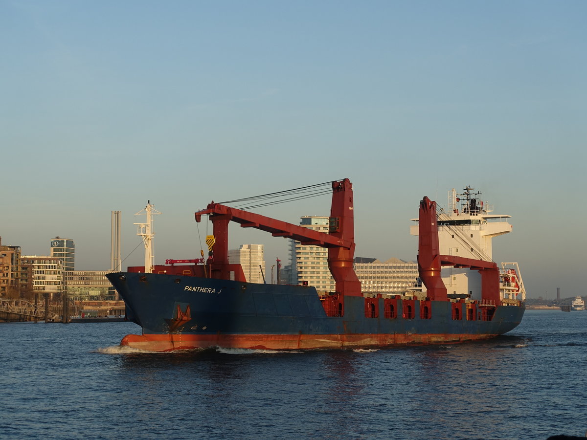 PANTHERA J (IMO 9226700) am 26.2.2019: Hamburg auslaufend, Elbe Höhe Elbphilharmonie /
Ex-Namen: PANTHEQ J (>2018, Liberia),  PANDHERA J (>2018, Antarktis), PANTHIP J (>2017, Liberia), PANTHERA (>2015, Antigua und Barbuda)
Mehrzweck-Trockenfrachter / BRZ 6.274 / Lüa 117,94 m, B 19,7 m ,Tg 7,25 m / 1 Diesel, MaK 6 M 43, 5.471 kW (7.441 PS), 17 kn / TEU 487, darin 40 Reeferplätze  / gebaut 2001 bei PS Werften, Wolgast / Eigner: Harren & Partner  Bremen, Flagge: Liberia, Heimathafen: Monrovia / Charterer: Zeaborn, Bremen /
