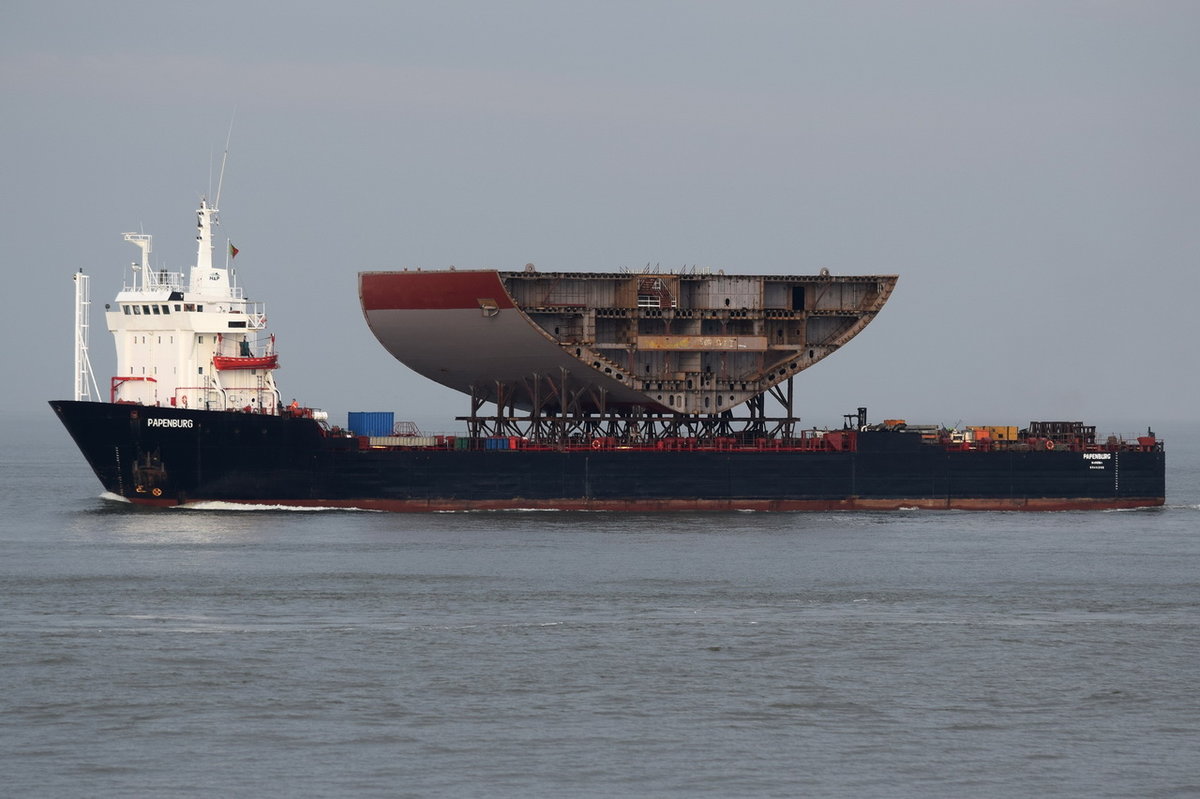 PAPENBURG , Heavy Load Carrier , IMO 8500599 , Baujahr 1986 , 100.4 × 20.5m , 16.05.2017  Cuxhaven

