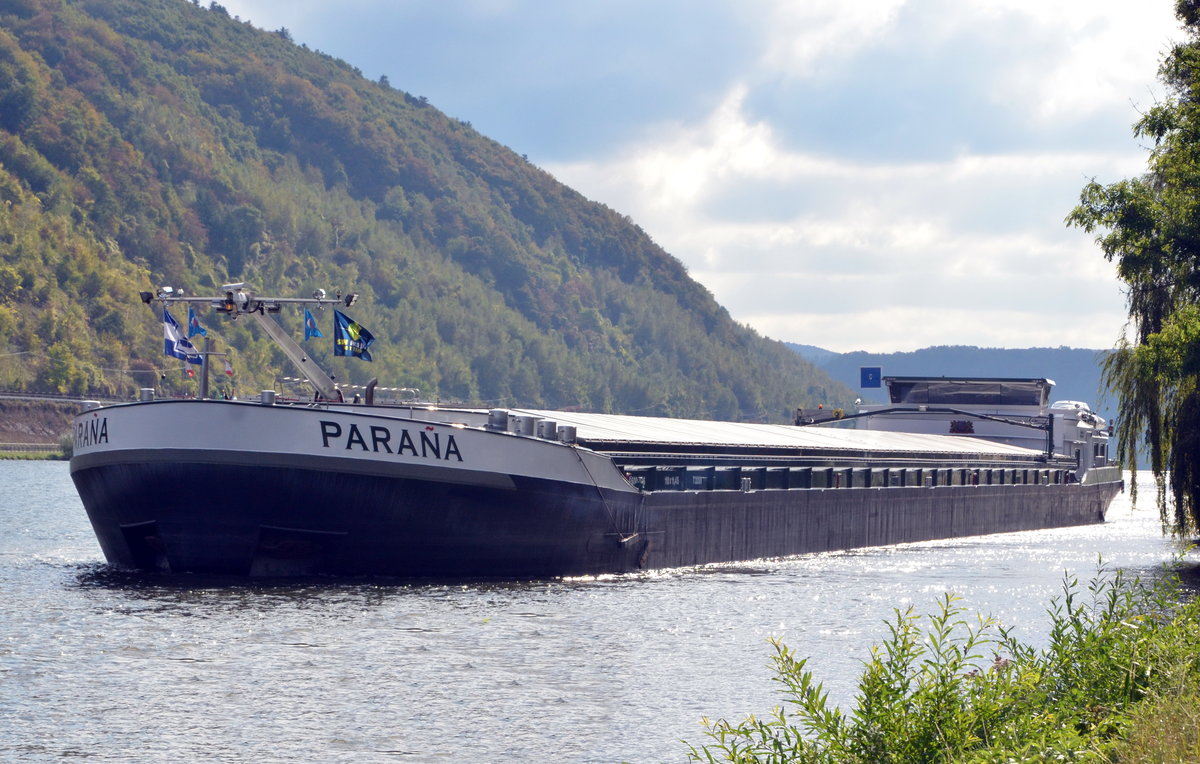 PARANA ein Frachtschiff auf der Mosel mit einer Lnge: 110m und Breite: 11,45m, steht auf Warteposition vor der Schleuse bei Sankt Aldegund am 13.10.16