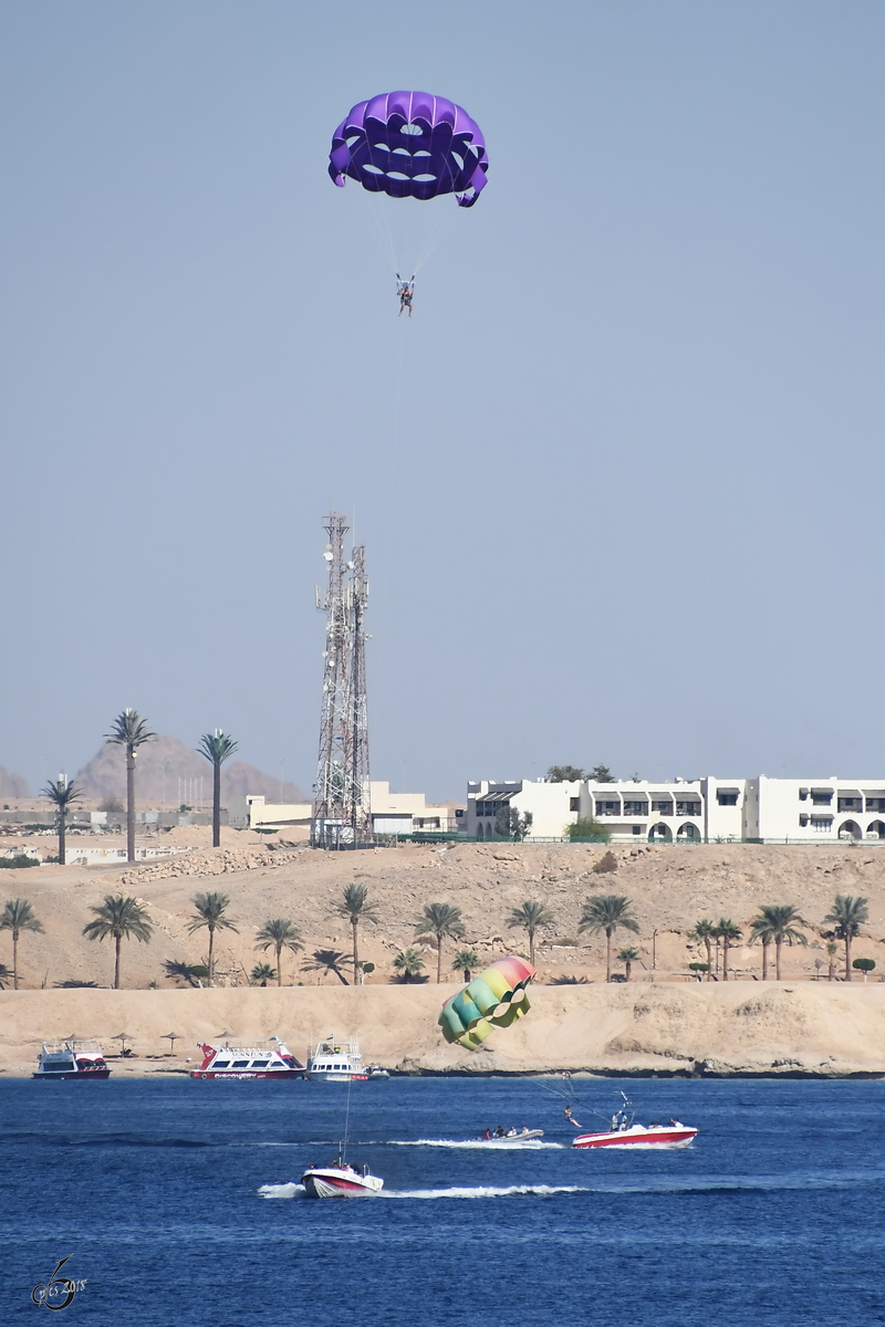 Parasailing auf dem Roten Meer. (Scharm El-Scheich, Dezember 2018)