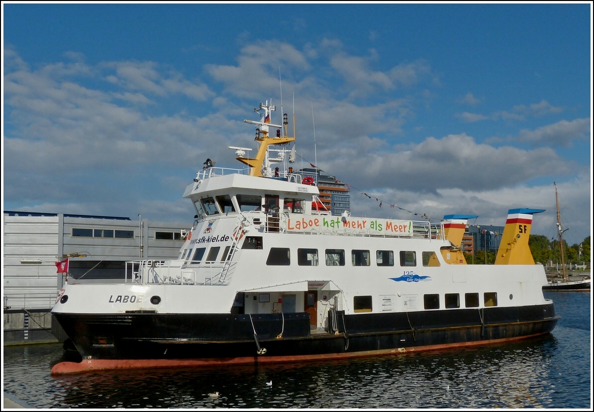 Passagierfhre MS Laboe, Bauwerft Lindenau Werft in Kiel 1982, L 32,7 m, B 7,60 m, hat Platz fr 300 Passagiere. Aufgenommen in Kiel am 16.09.2013.