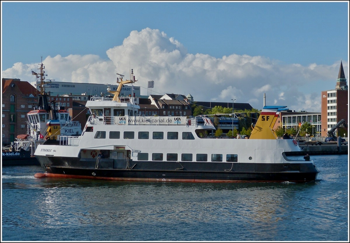 Passagierfhre MS Strande, Bauwerft Lindenau Werft in Kiel 1982, L 32,7 m, B 7,60 m, hat Platz fr 300 Passagiere, aufgenommen beim ablegen in Kiel am 16.09.2013.