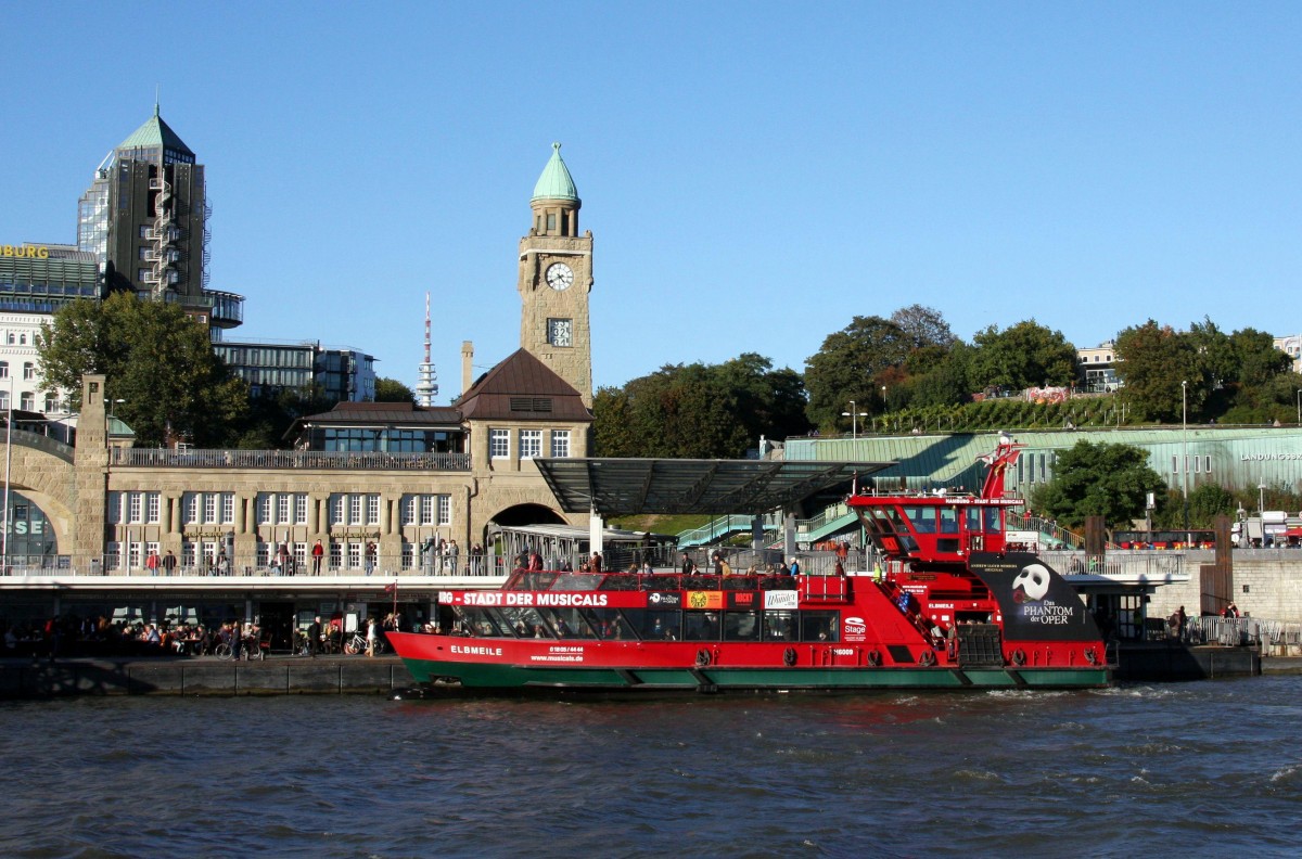 Passagierfährschiff  Elbmeile  der HADAG Reederei am 11.10.2015 an den Landungsbrücken in Hamburg.