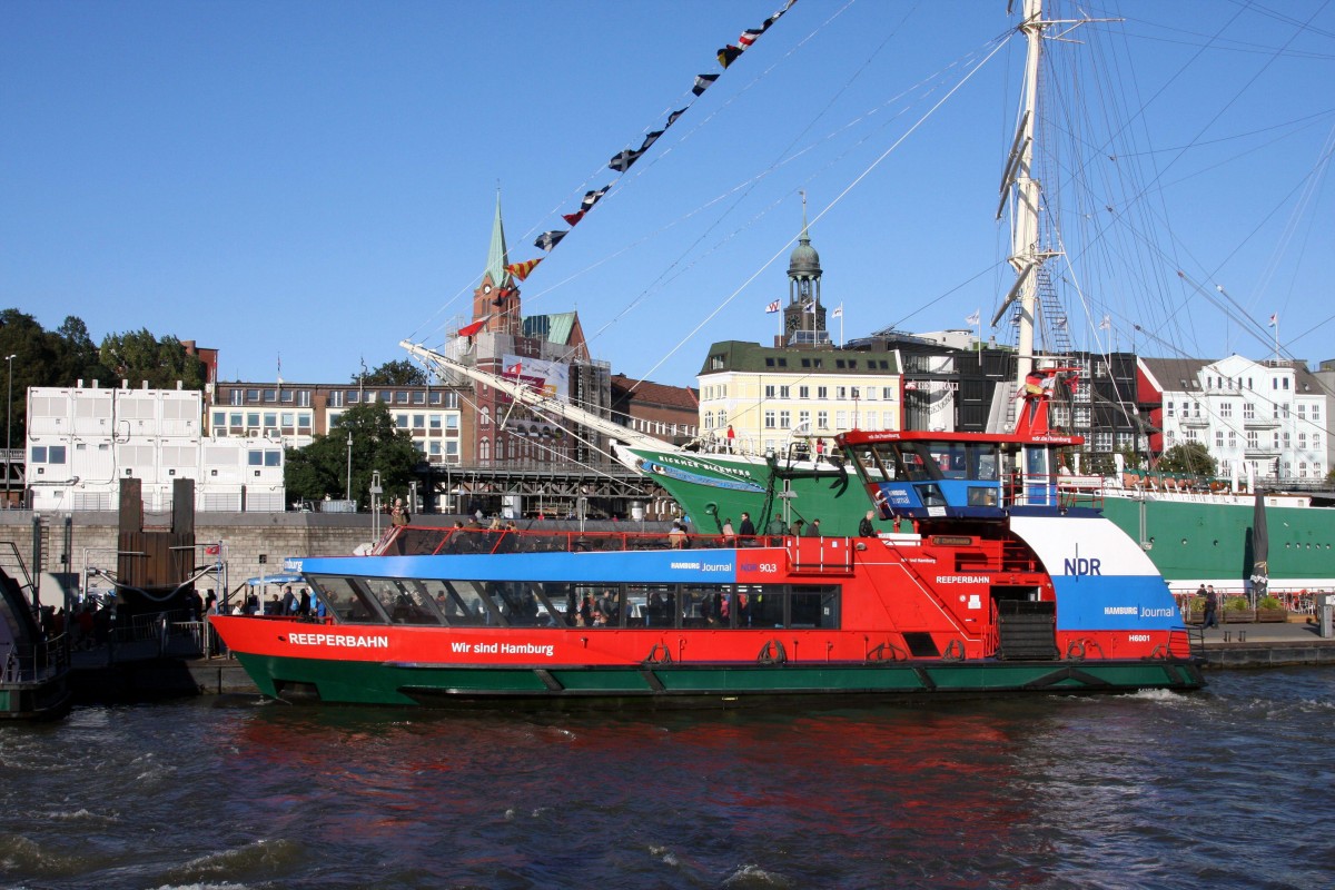 Passagierfährschiff  Reeperbahn  der HADAG Reederei an den Landungsbrücken in Hamburg am 11.10.2015.