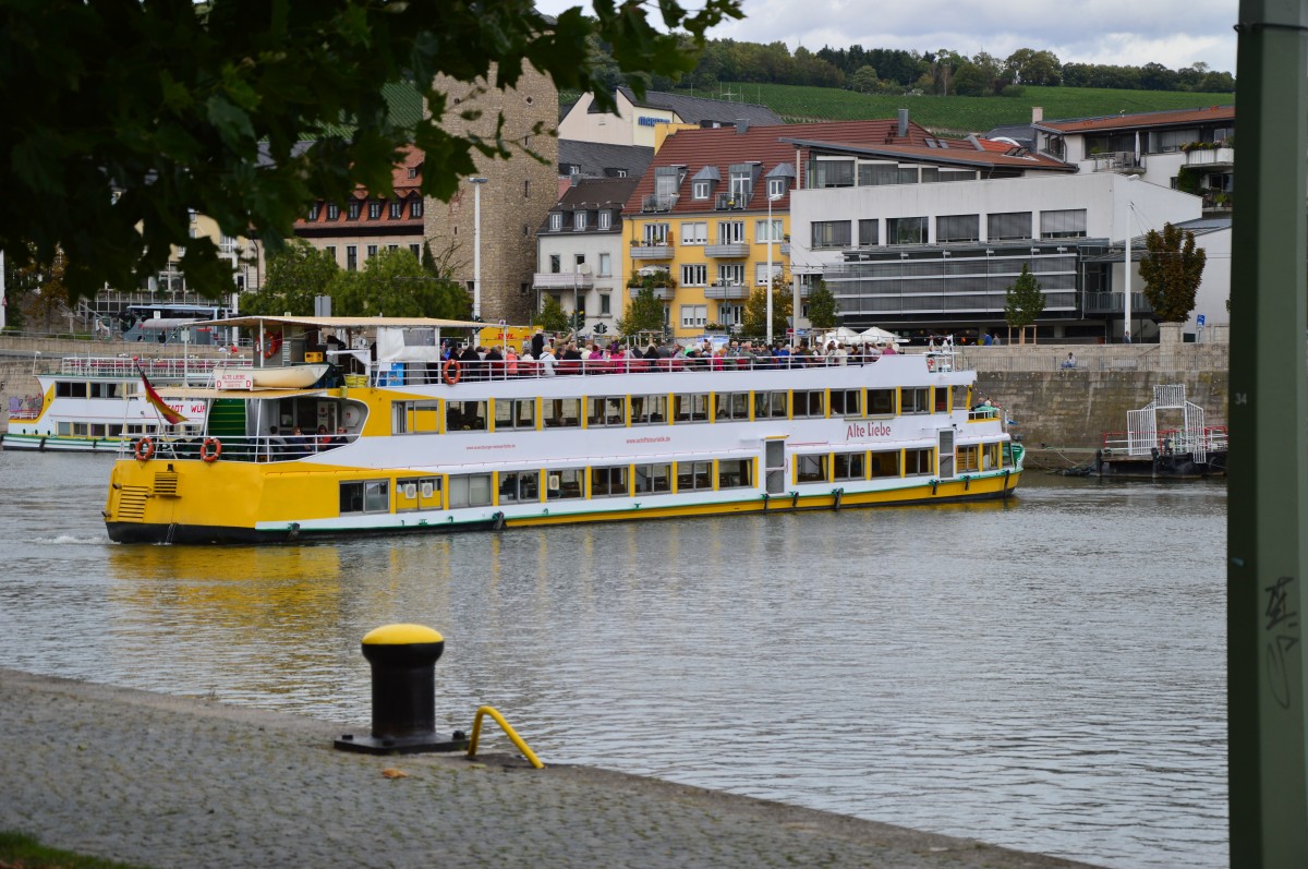 Passagierschiff Alte Liebe legt gerade in Würzburg ab um Main abwärts zu fahren....15.9.2015