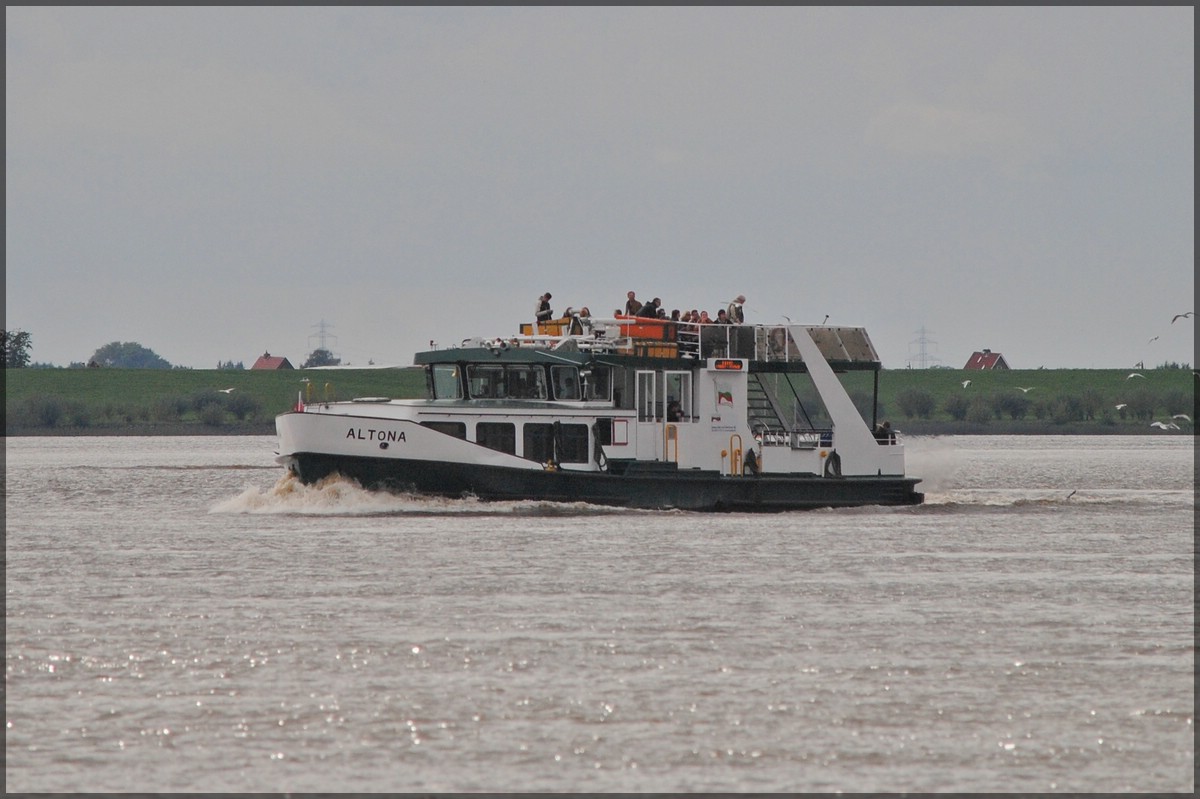 Passagierschiff Altona, Flagge DE, IMO 5111890, MMSI 211437160, L 25 m, B 6 m, nhert sich der Schiffsanlegestelle in Blankenese am 21.09.2013.