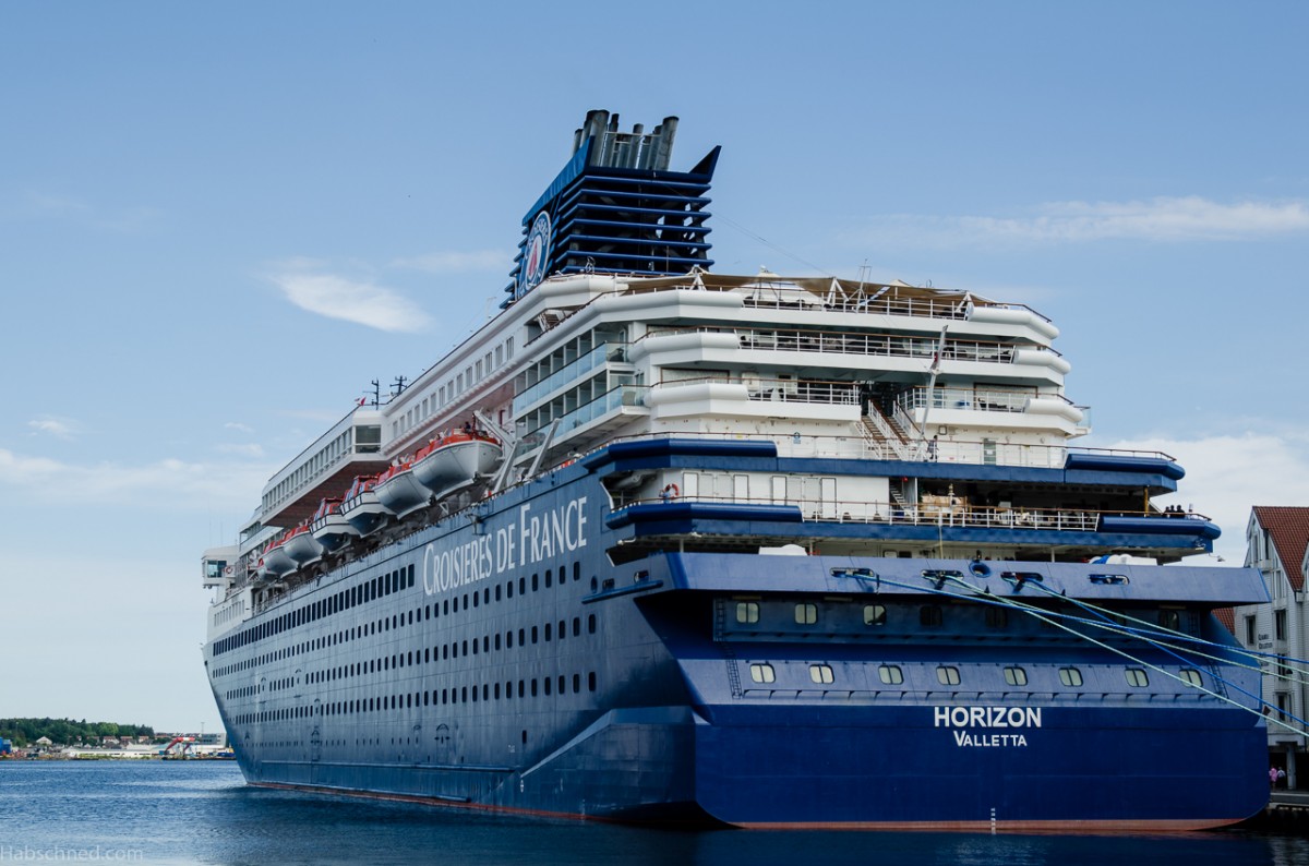 Passagierschiff Horizon von Crocieres de France. Ankert in Stavanger Hafen am Skagenkaien. Aufnahmedatum 13.06.2014