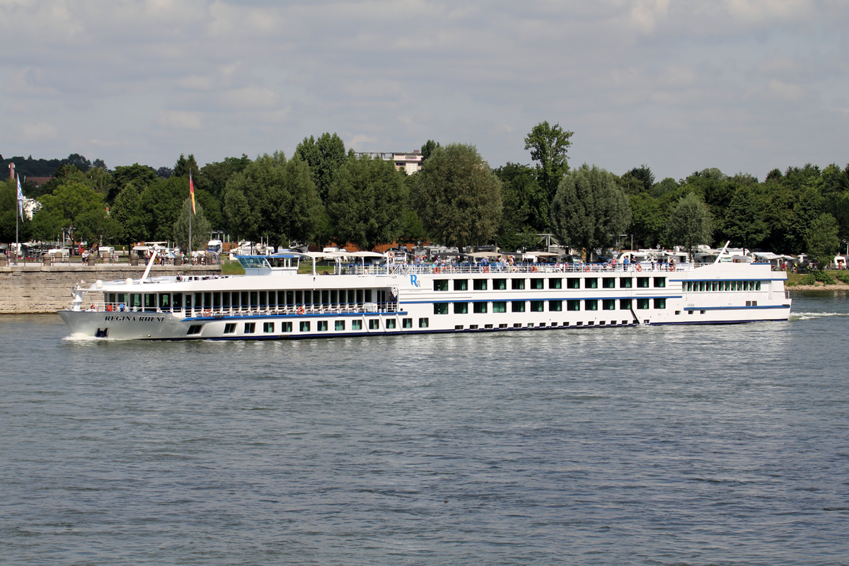 Passagierschiff  REGINA RHENI  Rhein aufwärts in Koblenz 4.7.2017