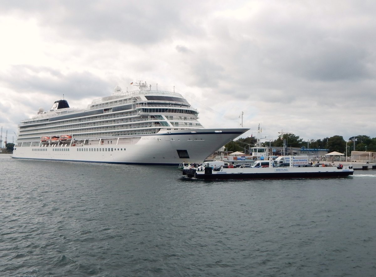 Passagierschiff VIKING STAR und Warnowfähre BREITLING in Warnemünde im August 2016