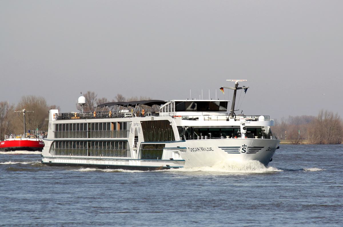 PASSAGIERSHIP OSCAR WILDE (ENI:7002066) L.135 m B.11,45 Flagge Schweiz am 28.02.2022 auf dem Rhein in Xanten zu Berg.