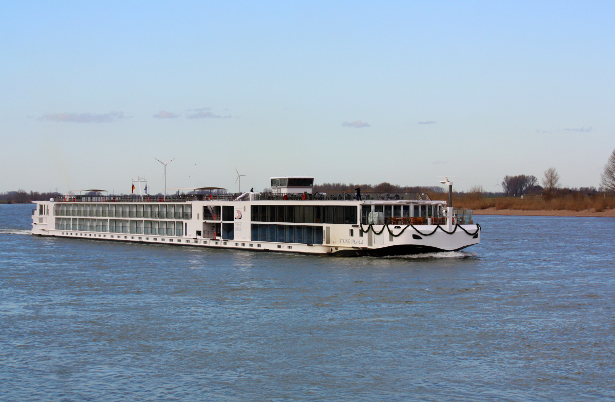 PASSAGIERSHIP VIKING HERVOR (MMSI:269087721) L.135 m B.12 m Flagge Schweiz auf dem Rhein am 17.03.2022 zu Berg in Xanten.