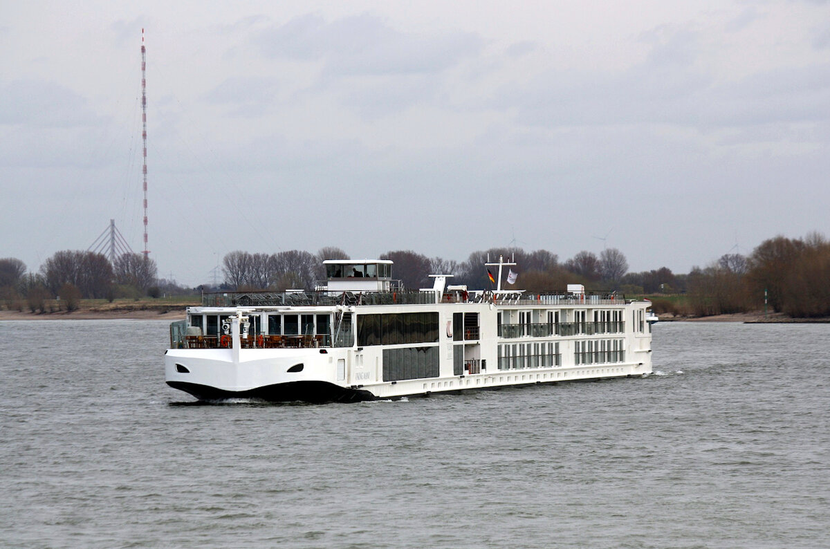 PASSENGER SHIP VIKING MANI (ENI:07002003) L.135 m B.11,50 m Flagge Schweiz auf dem Rhein am 17.03.2022 zu Tal in Xanten.