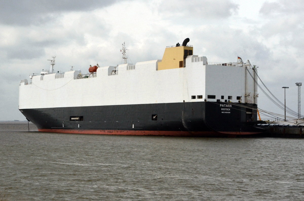 Patara Autotransporter wird am 26.09.2018 im Hafen von Emden beladen.