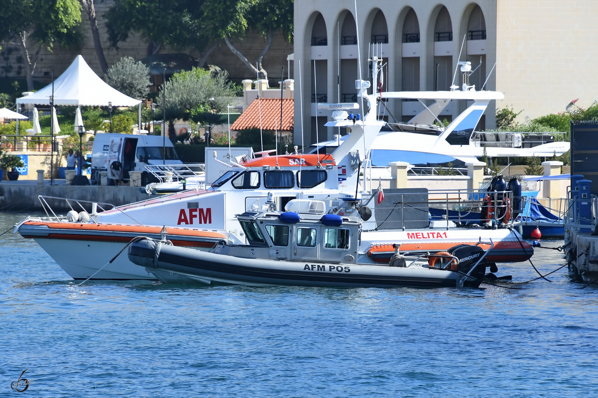 Patrouillenboot AFM P05, dahinter SAR Melita I. (Valletta, Oktober 2017)