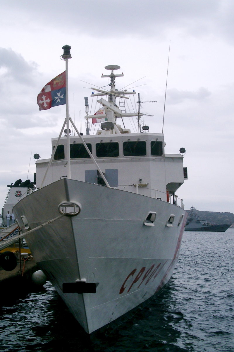 Patrouillenboot 'Michele Fiorillo' (CP 904) der italienischen Küstenwache im Hafen von Palau, Sardinien. Es gehört zur Saettia-Klasse, Mark II und wurde auf der Fincantieri-Werft in Muggiano bei La Spezia gebaut. Indienststellung: Januar 2003. Heimathafen ist Messina. Aufnahmedatum: 15.06.2010