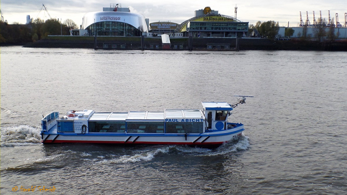 PAUL ABICHT (ENI 04805990) am 26.11.2018, Hamburg, Elbe Höhe Überseebrücke /

Rundfahrt-Barkasse / Lüa 18,00 m, B 4,8 m, Tg 1,1 m, / 1 Diesel, 100 kW, 136 PS / ges. Fahrgäste: 60 / 2007 bei Behrens Schiffs- und Schweißtechnik GmbH, Hamburg-Finkenwerder /
