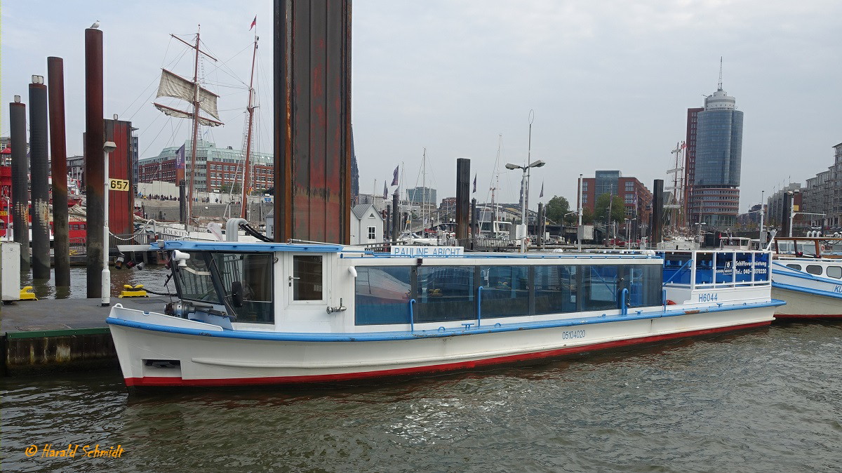 PAULINE ABICHT (ENI 05104020) am13.10.2019, Hamburg, Elbe,Niederhafen (Überseebrücke) /

Ex-Name: ALSTERUFER / 

Barkasse / Lüa 17,88 m, B 4,02 m, Tg 1,4 m / 1 Diesel, 176 kW (240 PS) / Zulassung für 71 Fahrgäste / gebaut  1931 bei Bonné, Hamburg, Komplettumbau 2006 bei Behrenswerft, HH-Finkenwerder / Eigner: Rainer Abicht Elbreederei, Hamburg /
