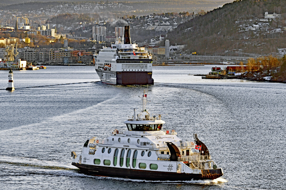 PEARL SEAWAYS (IMO 8701674) am 09.02.2023 einlaufend Oslo. Fähre KONGEN (IMO 9481166) ist im Vordergrund zu sehen