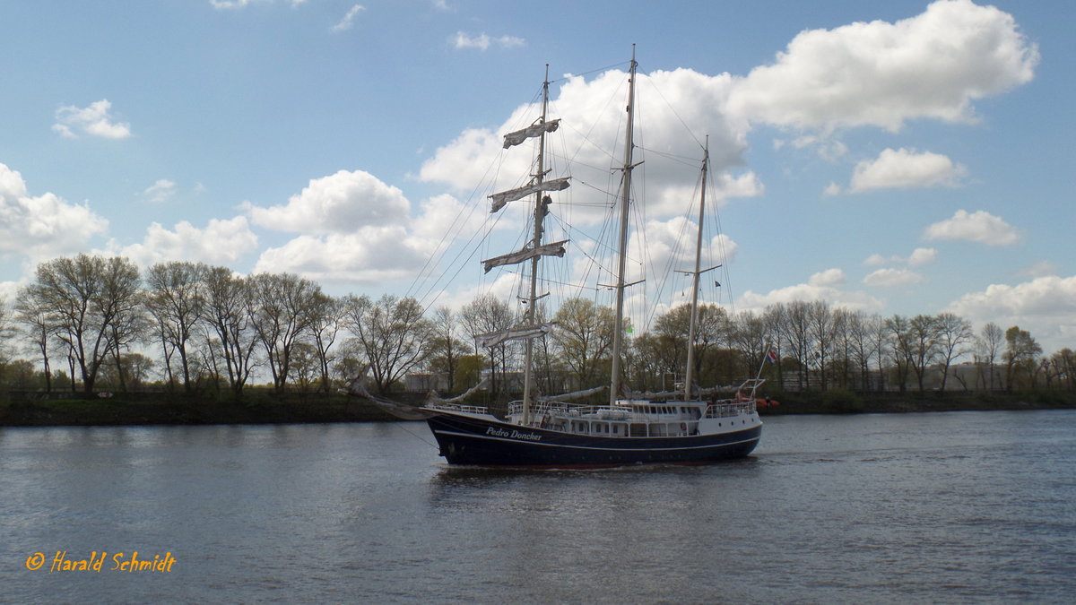 PEDRO DONCKER (IMO 8136154) am 4.5.2016, Hamburg einlaufend zum Hafengeburtstag, Elbe Höhe Bubendeyufer / 
Ex-Namen: JANNETJE bis 1981, MARGARETHA bis 1988, DEO JUVANTE bis 03.2007, MAVERICK bis 05.2012 /
Barkentine / BRZ 242 / Lüa 47 m, B 7,5 m, Tg 3,85 m / Segelfläche: 1007 m², 2 Diesel, 450 PS / gebaut 1974 als Fischtrawler bei Veldthuis Scheepswerf, Zuidbroek, NL / 1983 Umbau zum Traditionsschiff  /
