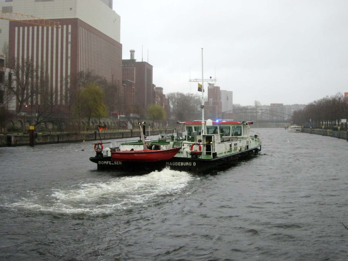 Peilschiff Domfelsen (L 34,80m , B 9,24m) am 18.11.2015 bei der  Arbeit  auf der Spree zu Berg in Berlin-Charlottenburg.