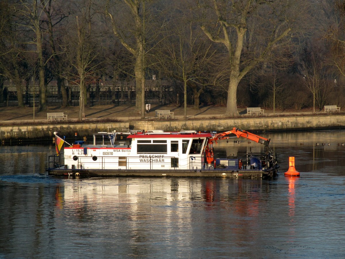 Peilschiff Waschbär vom WSA Berlin (05036780)  umrundete  am 14.02.2017 auf seiner Spree-Talfahrt in Berlin-Charlottenburg eine Fahrwassertonne am Östlichen Ufer.