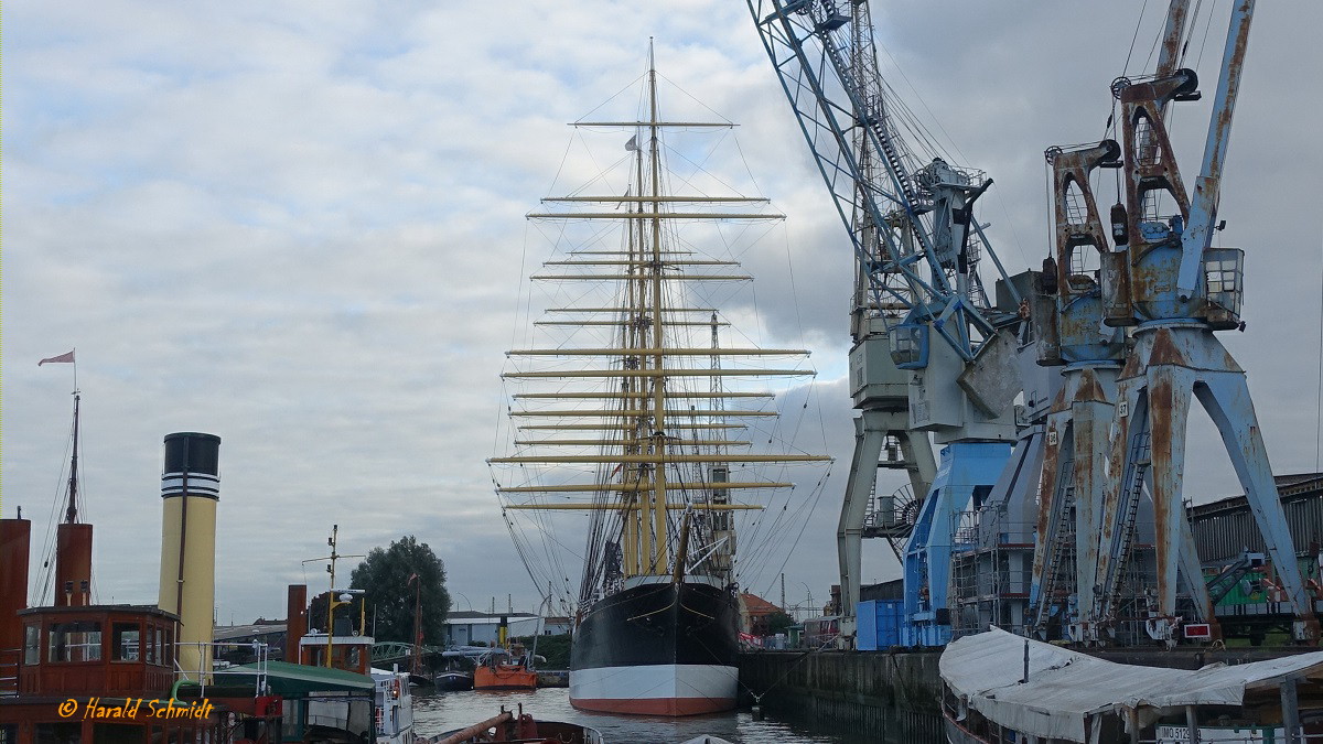 PEKING am 16.10.2021, Hamburg, Liegeplatz Bremer Kai im Hansahafen, Hafenmuseum, Schuppen 50  /
Ex-Name: Arethusa
4-Mast Bark /  Verdrängung 6280 t / Lüa 115 m, B 14,4 m, Tg 7,24 m / Segelfläche: 4100 m², max. 17 kn / Flagge. D, Heimathafen: Hamburg, Eigner: Stiftung Historische Museen Hamburg  / gebaut 1911 bei Blohm&Voss, Hamburg für Reederei F.Laiesz, Hamburg, 1911-1932 als Frachtsegler (Salpeterfahrt, Chile) /  1932-1940 und 1945-1974 Shaftesbury Homes & Arethusa Training Ship, stationäres Schulschiff  /  1940–1945 britische Admiralität / 1974-2015 Southstreet Seaport Museum, New York,   / 
