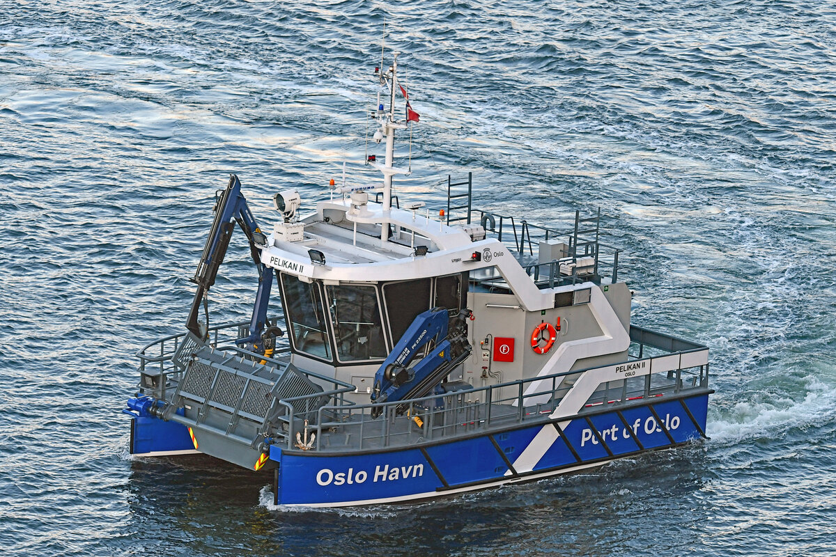 PELIKAN II am 09.02.2023 im Hafen von Oslo. Am 27.8.2020 wurde das erste elektrische Umweltboot getauft. Das Schiff wird im Osloer Hafen und im Inneren Oslofjord zur Müllbeseitigung eingesetzt. Es ersetzt das Umweltboot PELIKAN, das in den letzten 30 Jahren 1.500 Tonnen Müll und Fracht aus dem Hafen von Oslo entfernt hat. 554-kW-Batterien, in zwei Stunden aufgeladen, sorgen dafür, dass das Boot acht bis zwölf Stunden voll funktionsfähig ist. Der hydraulische Auffangkorb hat eine Kapazität von 350 Kilogramm. Das Boot verfügt über einen Deckkran mit Greiffunktion auf der einen Seite sowie ein Kran, der auf der anderen Seite schwerere Gegenstände anheben kann. Das Umweltboot ist aus Aluminium gebaut, 12 Meter lang und 7,5 Meter breit. Die Höchstgeschwindigkeit beträgt knapp 10 Knoten. Zwei elektrische Motoren und vier elektrische Seitenpropeller sorgen für den Antrieb. Das Umweltboot ist mit modernsten Navigationsinstrumenten ausgestattet, die über Sonnenkollektoren mit Strom versorgt werden können