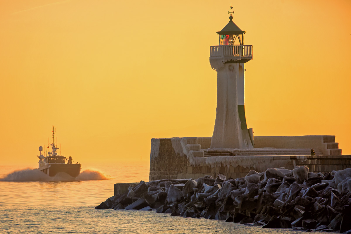 PERFORMER des Northern Offshore Services am vereisten Leuchtturm von Sassnitz am frühen Abend bei diesigem Wetter. - 14.02.2017
