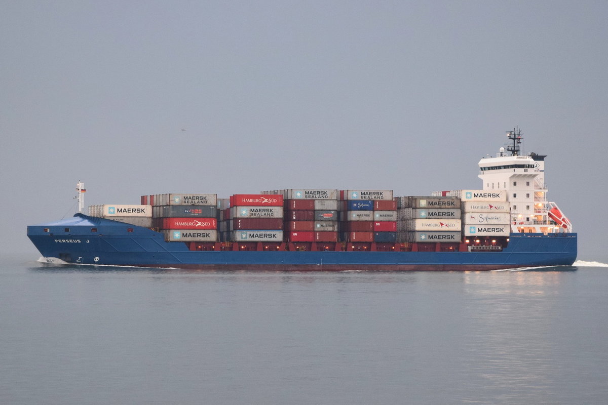 PERSEUS J , Feederschiff , IMO 9371414 , Baujahr 2008 , 925 TEU , 140.38m × 23.03m , bei der Alten Liebe Cuxhaven am 06.09.2018 