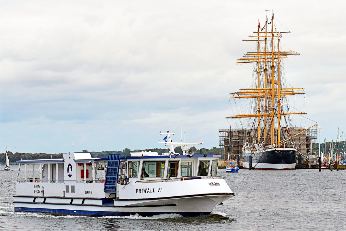 Personen- und Fahrradfähre PRIWALL VI (2015 gebaut) um 20.15 Uhr des 15.07.2016 im Hafen von Lübeck-Travemünde. Rechts die Viermastbark PASSAT.