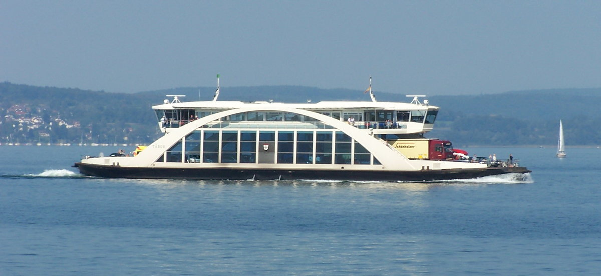 Personen und Fahrzeugfähre Tábor, Betreiber sind die Stadtwerke Konstanz. Die Fähre verkehrt zwischen Konstanz und Meersburg im Pendelbetrieb. Der Name Tábor geht auf die Städtepartnerschaft mit der Gleichnamigen Tschechischen Stadt zurück. Das Schiff wurde im Mai 2004 im Staader Hafen getauft. Aufgenommen am 10.9.2009.